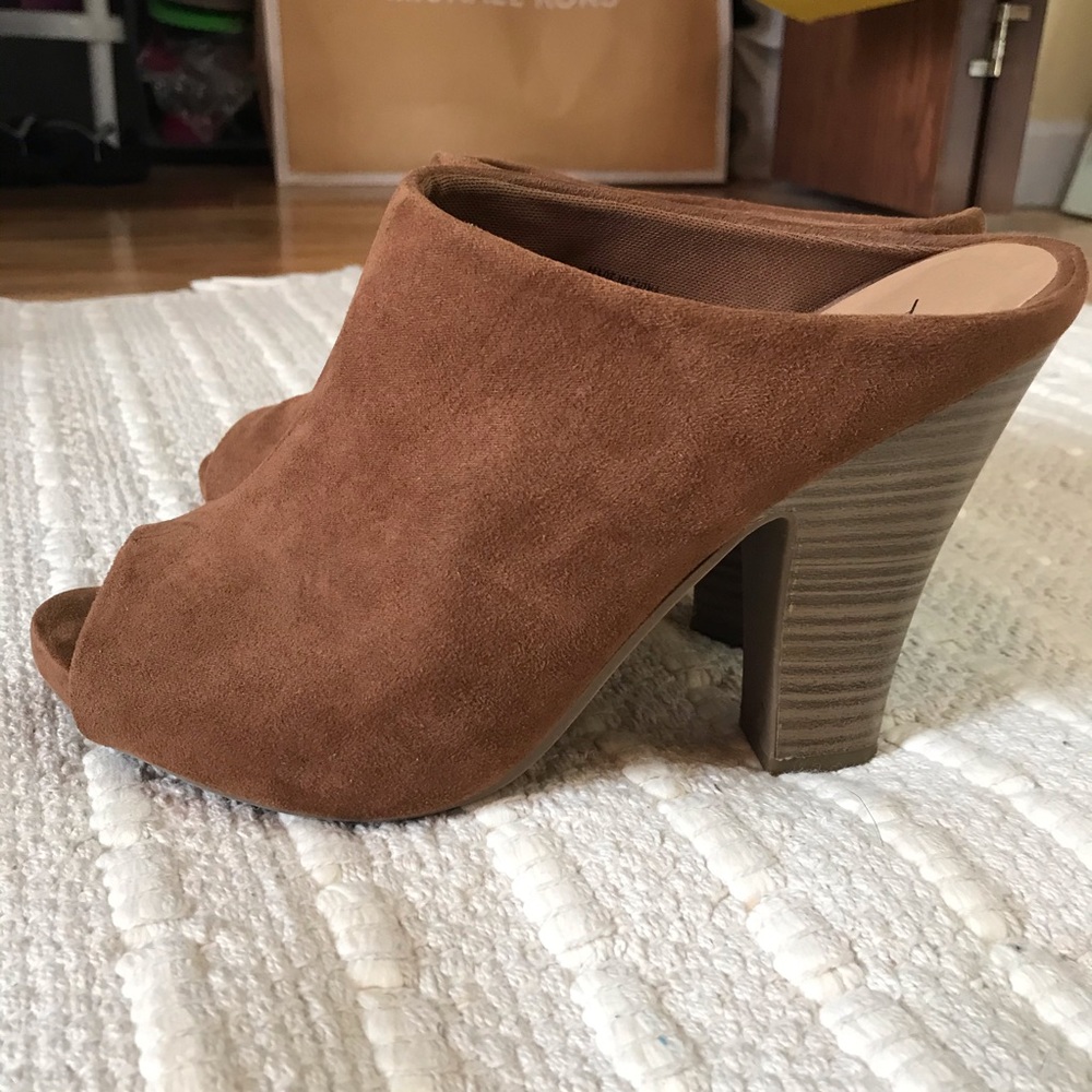American Eagle clogs